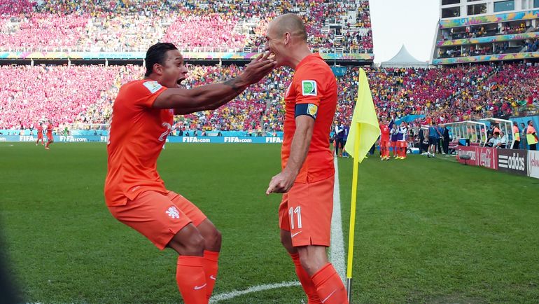 Мемфис ДЕПАЙ и Арьен РОББЕН. Фото REUTERS Мемфис ДЕПАЙ и Арьен РОББЕН. Фото REUTERS