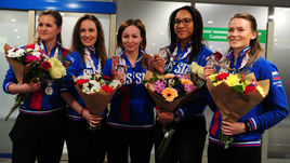 Понедельник. Шереметьево. Слева направо: Маргарита ФОМИНА, Анна СИДОРОВА, Алина КОВАЛЕВА, Нкеирука ЕЗЕХ, Александра РАЕВА с серебряными медалями ЧМ-2017.