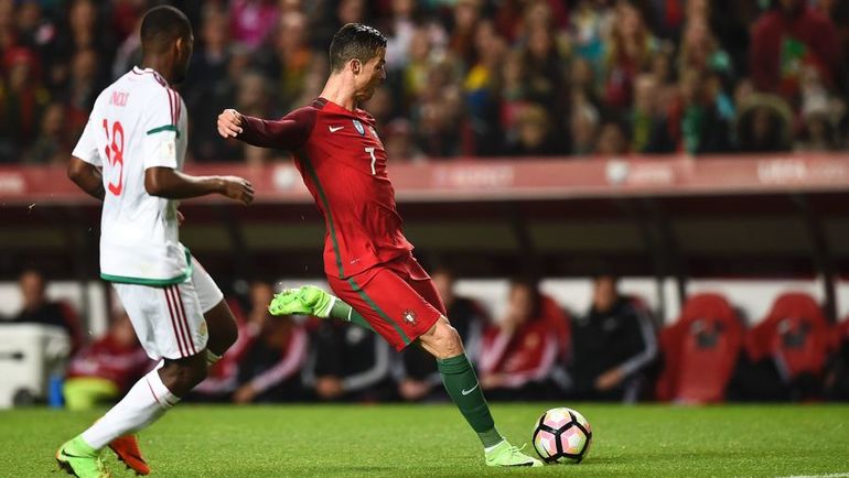 Суббота. Лиссабон. Португалия - Венгрия - 3:0. Криштиану РОНАЛДУ (справа) забивает гол. Фото REUTERS Суббота. Лиссабон. Португалия - Венгрия - 3:0. Криштиану РОНАЛДУ (справа) забивает гол. Фото REUTERS