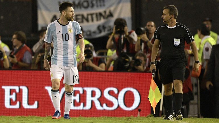 23 марта. Буэнос-Айрес. Аргентина – Чили – 1:0. Лионель МЕССИ и помощник главного арбитра Эмерсон Аугусту де КАРВАЛЬЮ. Фото AFP 23 марта. Буэнос-Айрес. Аргентина – Чили – 1:0. Лионель МЕССИ и помощник главного арбитра Эмерсон Аугусту де КАРВАЛЬЮ. Фото AFP