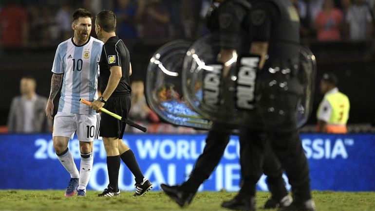 23 марта. Буэнос-Айрес. Аргентина – Чили – 1:0. Лионель МЕССИ и помощник главного арбитра Эмерсон Аугусту де КАРВАЛЬЮ. Фото AFP 23 марта. Буэнос-Айрес. Аргентина – Чили – 1:0. Лионель МЕССИ и помощник главного арбитра Эмерсон Аугусту де КАРВАЛЬЮ. Фото AFP