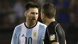 23 марта. Буэнос-Айрес. Аргентина - Чили - 1:0. Лионель МЕССИ и помощник главного арбитра Эмерсон Аугусту ДО КАРВАЛЬЮ.