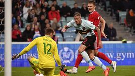 Сегодня. Сочи. Россия - Бельгия - 3:3. Александр БУХАРОВ (в красном) забивает третий гол, который спас россиян от поражения.