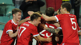 Сегодня. Сочи. Россия - Бельгия - 3:3. 90+2-я минута. Партнеры поздравляют Александра БУХАРОВА, который только что сравнял счет.