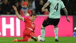 Вторник. Сочи. Россия - Бельгия - 3:3. Алан ДЗАГОЕВ, получивший травму в этом матче, против Раджи НАИНГГОЛАНА.