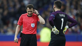 Вторник. Сен-Дени. Франция - Испания - 0:2. Судья консультируется с ответственным за видео помощником, прежде чем засчитать гол в ворота хозяев.