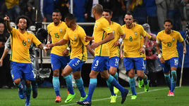 Вторник. Сан-Паулу. Бразилия - Парагвай - 3:0. Игроки сборной Бразилии празднуют забитый гол.