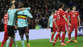 Вторник. Сочи. Россия - Бельгия - 3:3. Реакция Виктора ВАСИНА (№5) и Романа НОЙШТЕДТЕРА (№25) на гол Кристиана БЕНТЕКЕ (№20).