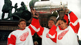 1997 год. Москва. Игорь ЛАРИОНОВ, Вячеслав ФЕТИСОВ и Вячеслав КОЗЛОВ на Красной площади с Кубком Стэнли.