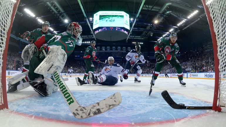 Очередная шайба влетает в ворота Эмилья ГАРИПОВА. Фото Юрий КУЗЬМИН, photo.khl.ru Очередная шайба влетает в ворота Эмилья ГАРИПОВА. Фото Юрий КУЗЬМИН, photo.khl.ru