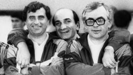 1988 год. Сеул. СССР - Бразилия - 2:1. Главный тренер олимпийской сборной Анатолий БЫШОВЕЦ (слева), его ассистент Гаджи ГАДЖИЕВ (справа) и Зураб ОРДЖОНИКИДЗЕ.