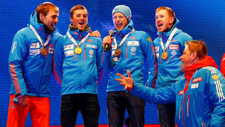 18 февраля. Хохфильцен. Дмитрий ГУБЕРНИЕВ (справа) помогает исполнить гимн нашей мужской эстафетной четверке. Фото REUTERS 18 февраля. Хохфильцен. Дмитрий ГУБЕРНИЕВ (справа) помогает исполнить гимн нашей мужской эстафетной четверке. Фото REUTERS