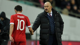 28 марта. Сочи. Россия - Бельгия - 3:3. Станислав ЧЕРЧЕСОВ (справа) и Алан ДЗАГОЕВ: хавбек ЦСКА провел на поле всего четверть часа.