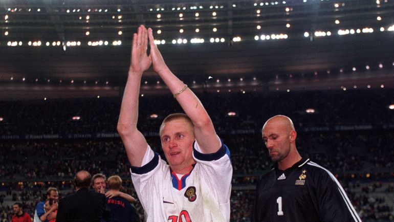 5 июня 1999 года. Париж. Франция - Россия - 2:3. Автор победного гола Александр ПАНОВ и Фабьен БАРТЕЗ. Фото Сергей КИВРИН 5 июня 1999 года. Париж. Франция - Россия - 2:3. Автор победного гола Александр ПАНОВ и Фабьен БАРТЕЗ. Фото Сергей КИВРИН