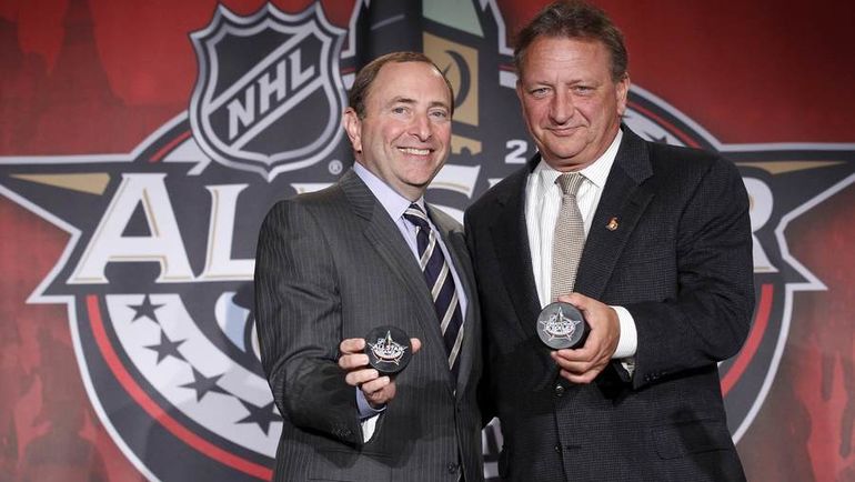 Юджин МЕЛНИК (справа) и комиссар НХЛ Гэри БЭТТМЕН. Фото REUTERS Юджин МЕЛНИК (справа) и комиссар НХЛ Гэри БЭТТМЕН. Фото REUTERS