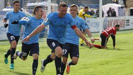 Сергей КОРНИЛЕНКО (№8) сравнивает счет в игре.