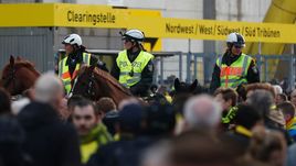 Вторник. Дортмунд. Болельщики покидают стадион под присмотром полиции.