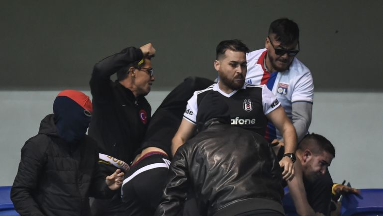 Полиции удалось восстановить порядок на поле. Фото REUTERS Полиции удалось восстановить порядок на поле. Фото REUTERS