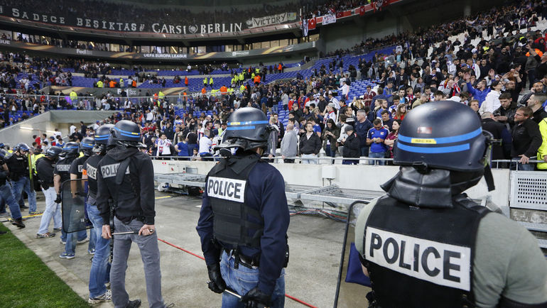 Беспорядки на трибунах. Фото AFP Беспорядки на трибунах. Фото AFP