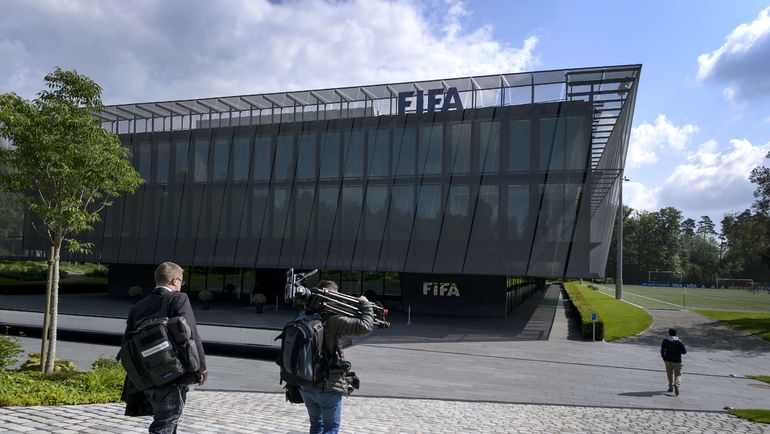 ТВ-группа у штаб-квартиры ФИФА в Цюрихе. Фото AFP ТВ-группа у штаб-квартиры ФИФА в Цюрихе. Фото AFP