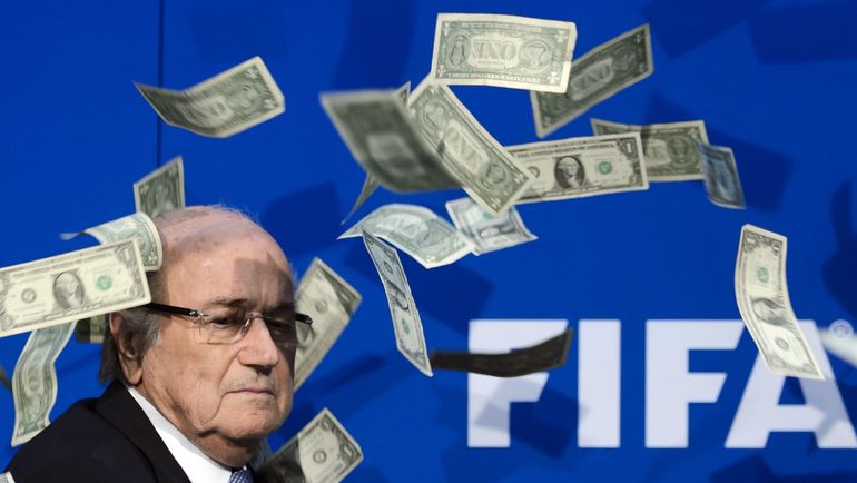 Бывший глава ФИФА Йозеф БЛАТТЕР под дождем из ненастоящих денег. Фото AFP Бывший глава ФИФА Йозеф БЛАТТЕР под дождем из ненастоящих денег. Фото AFP
