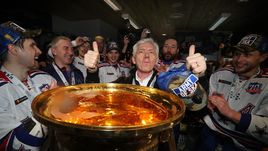 Сегодня. Магнитогорск. "Металлург" - СКА - 3:5. Геннадий ТИМЧЕНКО (в центре) с кубком.