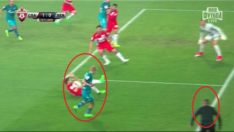 30-я минута. Дмитрий Комбаров прерывает прострел Игоря Смольникова. 30-я минута. Дмитрий Комбаров прерывает прострел Игоря Смольникова.