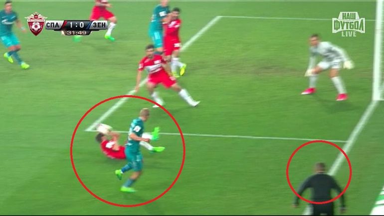 30-я минута. Дмитрий Комбаров прерывает прострел Игоря Смольникова. 30-я минута. Дмитрий Комбаров прерывает прострел Игоря Смольникова.