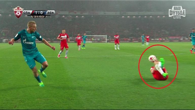 30-я минута. Дмитрий Комбаров прерывает прострел Игоря Смольникова. 30-я минута. Дмитрий Комбаров прерывает прострел Игоря Смольникова.