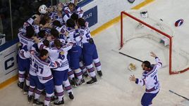 Победные эмоции хоккеистов СКА после финальной сирены.