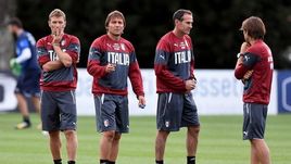 Не повторит ли команда Массимо КАРРЕРЫ (слева) сомнительное достижение подопечных Антонио КОНТЕ (второй слева)?