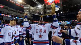 Вчера. Металлург. Хоккеисты СКА празднуют победу в финальной серии Кубка Гагарина.