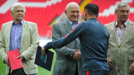 14 июля 2015 года. Москва. Тушино. Открытая тренировка "Спартака". Никита СИМОНЯН (второй слева) приветствует Дмитрия АЛЕНИЧЕВА. Слева - Анатолий ИСАЕВ, справа - Георгий ЯРЦЕВ.