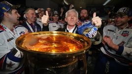 Геннадий ТИМЧЕНКО (в центре) и Кубок Гагарина.