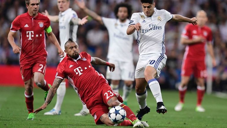 84-я минута. Подкат Артуро ВИДАЛЯ под Марко АСЕНСИО, за который он получил вторую желтую карточку. Фото AFP 84-я минута. Подкат Артуро ВИДАЛЯ под Марко АСЕНСИО, за который он получил вторую желтую карточку. Фото AFP