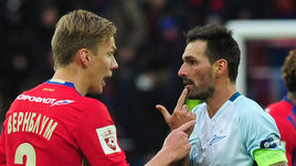 Армеец Понтус ВЕРНБЛУМ (слева) и зенитовец ДАННИ.