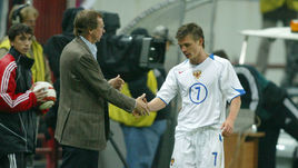 8 октября 2005 года. Москва. Россия - Люксембург - 5:1. Марат ИЗМАЙЛОВ с главным тренером сборной Юрием СЕМИНЫМ.