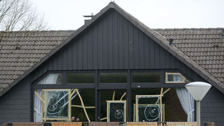 Окна гостиницы, куда подозреваемый заселился одновременно с командой, пострадали от взрыва. Фото AFP Окна гостиницы, куда подозреваемый заселился одновременно с командой, пострадали от взрыва. Фото AFP