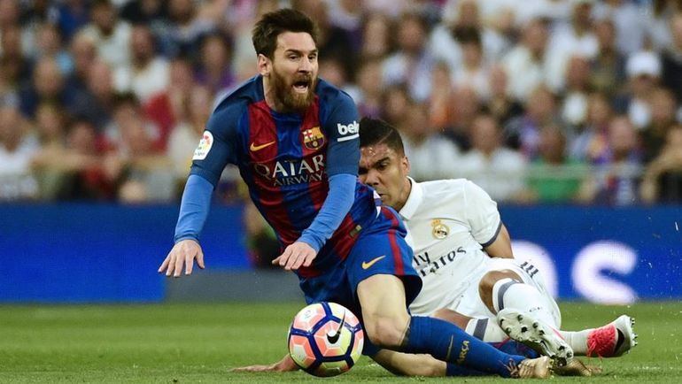 Подкат КАЗЕМИРУ (справа) под Лионеля МЕССИ. Фото AFP Подкат КАЗЕМИРУ (справа) под Лионеля МЕССИ. Фото AFP