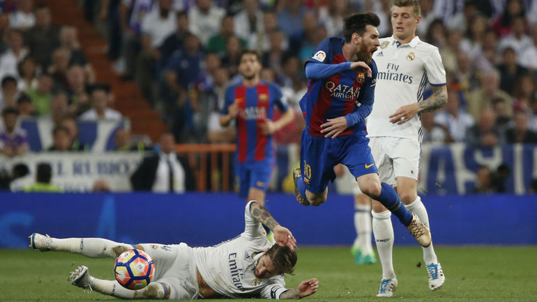 77-я минута. За этот подкат под Лионеля МЕССИ (10) СЕРХИО РАМОС получил прямую красную карточку. Фото REUTERS 77-я минута. За этот подкат под Лионеля МЕССИ (10) СЕРХИО РАМОС получил прямую красную карточку. Фото REUTERS