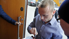 Сегодня. Москва. Денис ГЛУШАКОВ у Дома футбола.