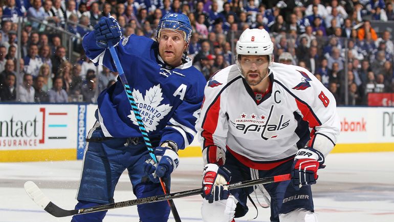 Александр ОВЕЧКИН (справа) против Лео КОМАРОВА. Фото AFP Александр ОВЕЧКИН (справа) против Лео КОМАРОВА. Фото AFP