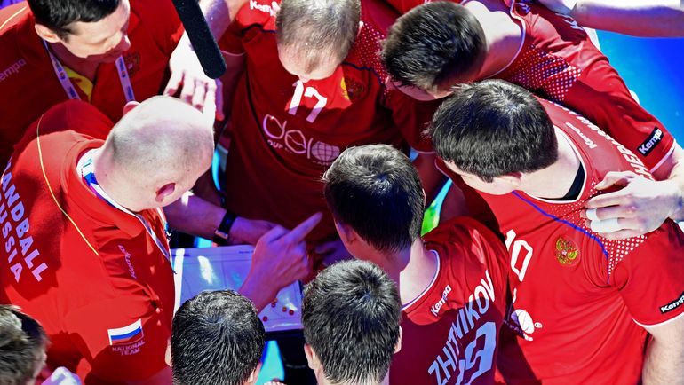 Дмитрий ТОРГОВАНОВ (слева) дает установку игрокам сборной. Фото AFP Дмитрий ТОРГОВАНОВ (слева) дает установку игрокам сборной. Фото AFP