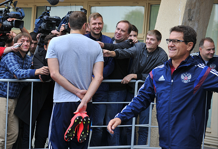 Нападающий сборной России Артем ДЗЮБА общается с журналистами после тренировки национальной команды. Фото - Александр ФЕДОРОВ,
