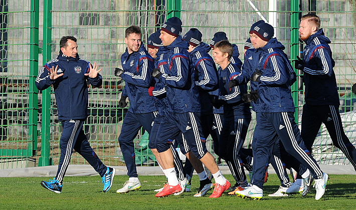 Только что назначенный тренер по физподготовке Паулино ГРАНЕРО (слева) ведет футболистов за собой.