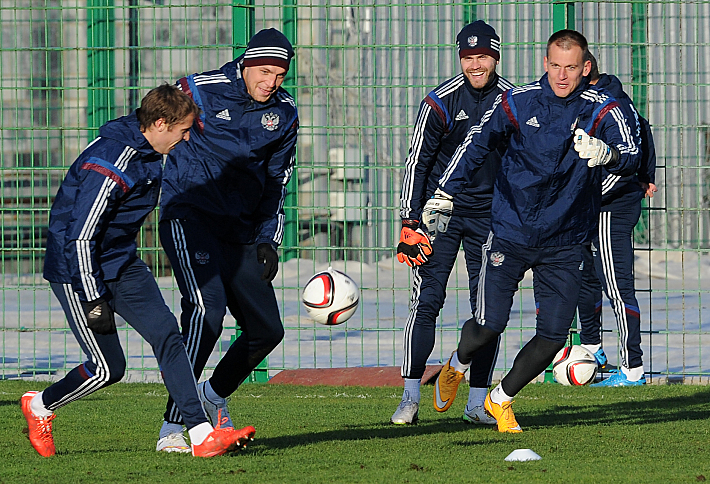 Дмитрий КОМБАРОВ, Артем ДЗЮБА, Игорь АКИНФЕЕВ и Артем РЕБРОВ.