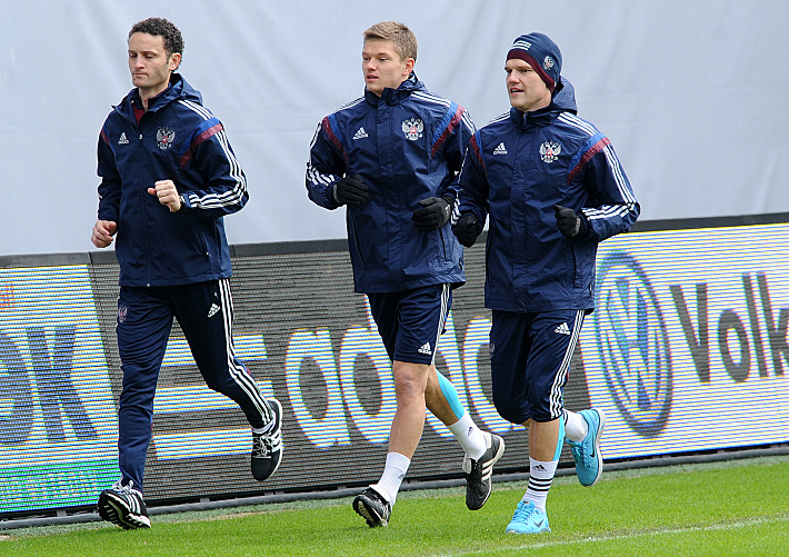 Олег ШАТОВ и Игорь ДЕНИСОВ работают под руководством Феликса Фернандеса ЛЕДЕСМЫ. Фото - Алексей ИВАНОВ ,