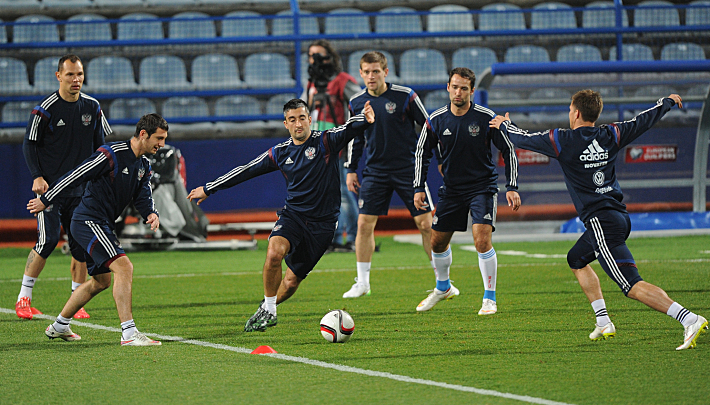 Вчера. Подгорица. Сергей ИГНАШЕВИЧ, Алан ДЗАГОЕВ, Александр САМЕДОВ, Руслан КАМБОЛОВ, Роман ШИРОКОВ и Максим КАНУННИКОВ (слева направо) на тренировке сборной России. Фото - Александр ФЕДОРОВ,