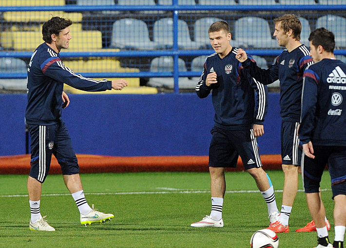 Юрий ЖИРКОВ, Игорь ДЕНИСОВ и Дмитрий КОМБАРОВ (слева направо) накануне решающего матча с Черногорией. Фото - Александр ФЕДОРОВ,