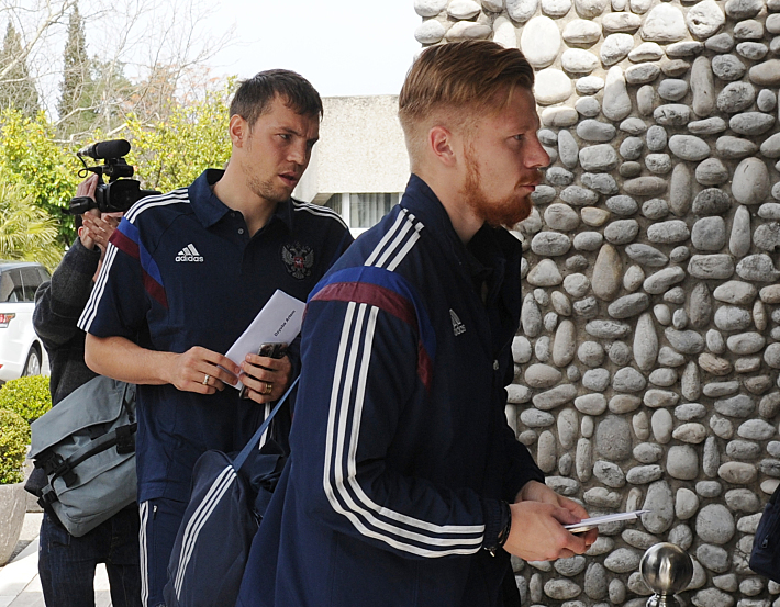 Артем ДЗЮБА, Иван НОВОСЕЛЬЦЕВ и их партнеры по сборной России только что прибыли в Черногорию. Фото - Александр ФЕДОРОВ ,